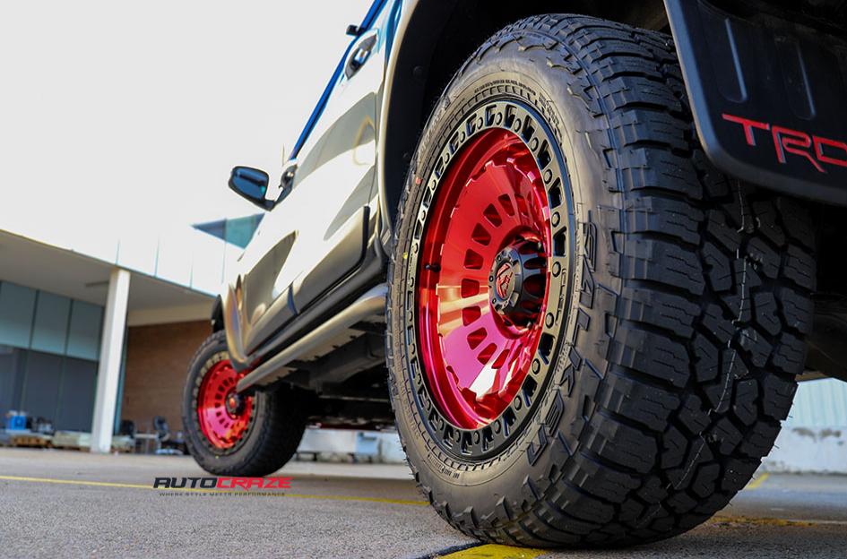 TOYOTA-HILUX-4WD-ZEPHYR-CANDY-RED-WITH-MATTE-BLACK-RING